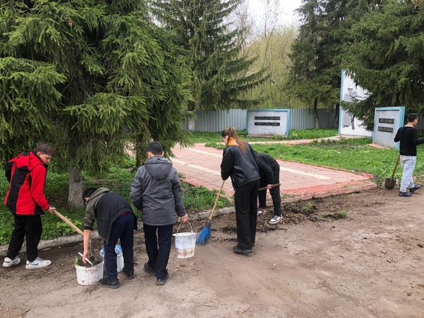 субботник на Братской могиле.